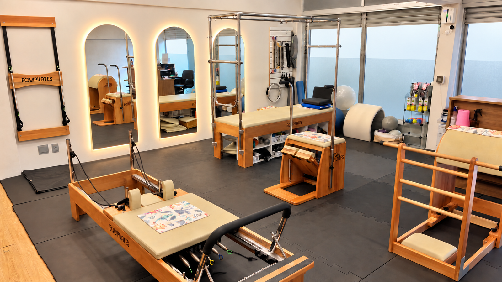 Sala de Pilates do piso inferior do Balans, com as portas de vidro aparentes